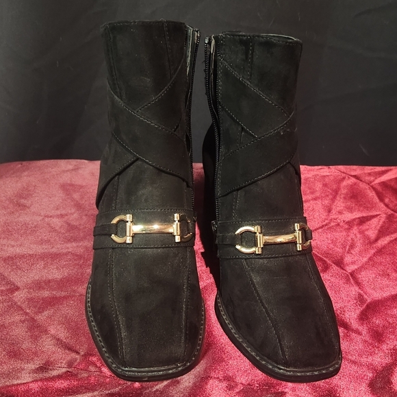 NWOT Size 08 Black Suede Boots - Picture 1 of 5